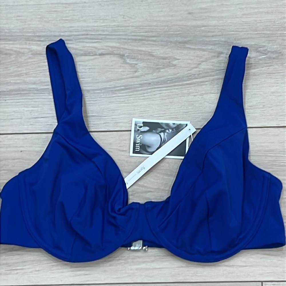 FORM AND FOLD The Line Bikini Top in Pool